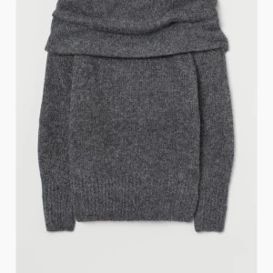 Off shoulder stickad tröja  - En grå stickad off shoulder tröja, aldrig använd så den är i nyskick. Storlek xs men passar även s                                              Helt slutsåld!  