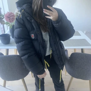 Svart Fjällräven jacka - Säljer nu min fjällräven jacka i nyskick! Storlek XXS, sitter som S/M. Fler bilder kan självklart fixas bara säga till om ni har några frågor❤️ möts helst upp i Sthlm, priset kan diskuteras vid snabb affär.