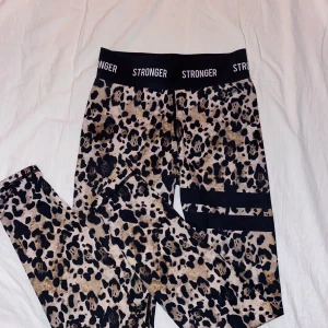 Stronger tights roar - Här har vi ett par Stronger thigts i fint skick i storlek XS/32. Är dock väldigt strechigt passar folk som har större storlek också😊 Säljer just nu 290+frakt, kom privat för mer bilder❤️