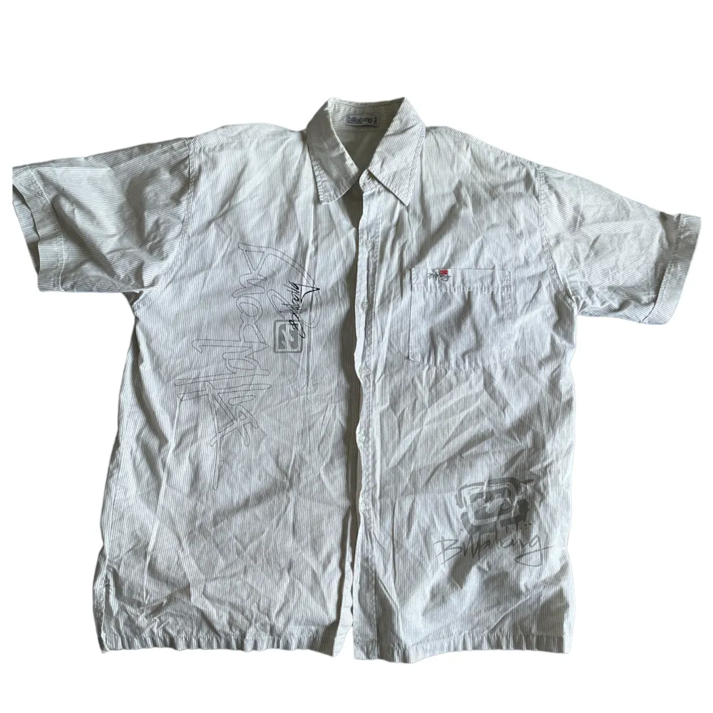clean Billabong skjorta med tryck i storlek M, står xxl men stämmer ej😁 cond: 9/10 knappt använd. Skjortor.