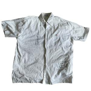clean Billabong skjorta med tryck i storlek M, står xxl men stämmer ej😁 cond: 9/10 knappt använd