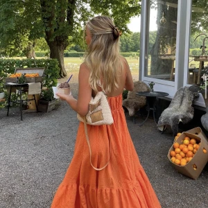 Intressekoll  - Intressekoll på Elin Näslunds orangea sommarklänning  