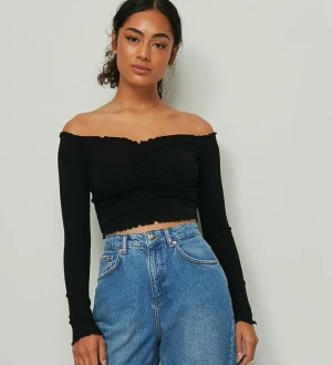 Svart top i storlek L - Svart top is storlek L. Ny (aldrig använd). 