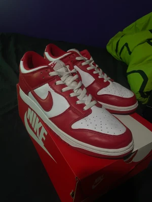 Nike dunk low ST john's - nike dunk low st. john's us 11,5 | eu 45,5 cond: bedöm själv og box & extra laces (röd) finns