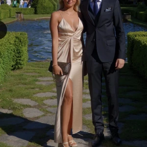 Balklänning  - Säljer nu min fina balklänning, så fin och köpt i USA på Nordströms! Jag är 171 cm! 🤍 öppen rygg!