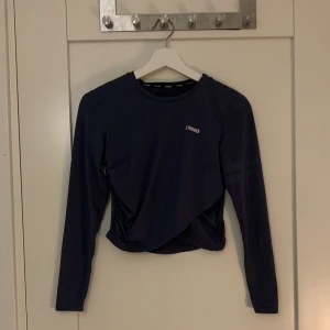 Croppad träninströja - Snygg croppad lila träningströja från Stronger i storlek XS (färgen är ljusare än på bilden)