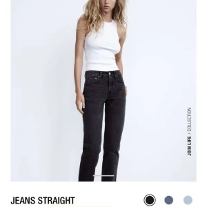 Zara mid waist - De populära zara mid waist jeansen, helt oanvända. Säljer då jag aldrig har fått användning av dom då dom är för långa för mig💕i storlek 38 men små i storlek så passar 36!