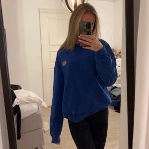 Säljer min älskade blåa sweatshirt från junkyard som inte säljs längre 😩🙏🏼Storlek S, köpt för 499kr