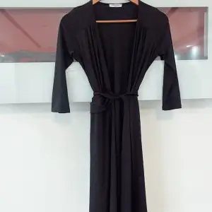 svart fin klänning kan användas oså som kofya 