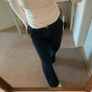 Världens finaste jeans från Pull & Bear 😍😍 Tyvärr lite stora för mig, därför säljer jag! Har också en matchande jacka i storlek XS om intresse finns!🥰