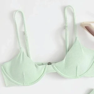 Bikini  - Fin ljusgrön bikiniöverdel💕 bra skick för den bara är använd två gånger typ då den är för liten💕