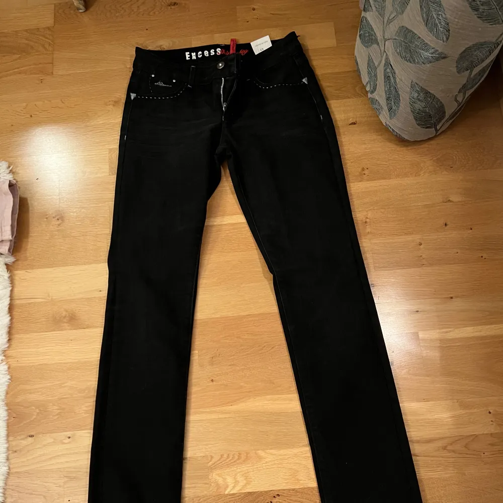 Säljer ett par Guess lågmidjade jeans använd ett fåtalet gånger, storlek 27 . Jeans & Byxor.