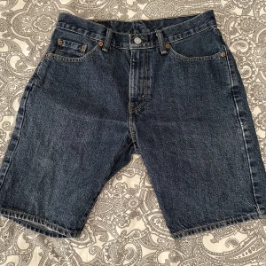 Levis Jeansshorts  - Ett par riktigt feta Levis Shorts. Dem är i jätte bra skick och har inga skador. Dem är i princip oanvända.  Pris kan diskuteras vid snabb affär👌❤️‍🔥