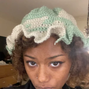 Virkad bucket-hat 💚🤍 - Grön och vit buckethat som jag själv har virkat. Supersöt och smidig att ha. Finns i alla olika färgkombinationer så det är bara att fråga om du vill beställa en :)