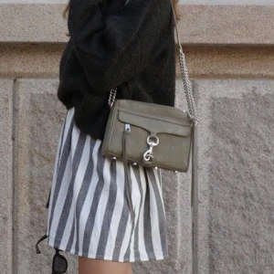 Väska - Grön väska i mocka från Rebecca Minkoff! Den är i nyskick och knappt använd! Nypris: 2800kr
