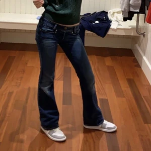 Diesel jeans - Superfina lågmidjade Diesel i modellen ”Louvely”💕 INNERBENSMÅTT: 78cm, MIDJEMÅTT: 74. Bra skick utan några slitningar. Ny pris 3000kr. Säljes då de inte passar (första bilden från tidigare ägare). Köparen står för frakten och bara att skriva för mer info💗