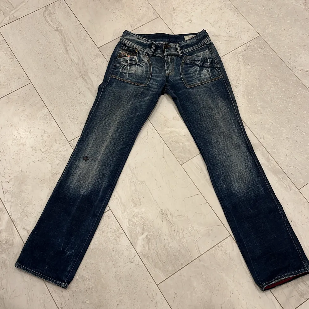 Ett par jättesnygga och coola jeans. Köpte för 600kr från en secondhandbutik. Är helt oanvända och har inga defekter. Säljer då det inte är min storlek. Skriv för frågor/bilder. 💗💗. Jeans & Byxor.