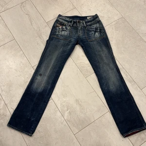 Lågmidjade dieseljeans - Ett par jättesnygga och coola jeans. Köpte för 600kr från en secondhandbutik. Är helt oanvända och har inga defekter. Säljer då det inte är min storlek. Skriv för frågor/bilder. 💗💗