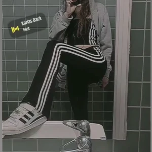 Adidas Flares - Adidas flares! Tyvärr för stora, använt lite därav finns liten missfärgning. Syns dock inte & går säkert bort vid lite försök. Köpt nya i min strl sjukt nöjd dem är super bekväma & stretchiga. Denna modell är även större i strl. Vid frågor pm! Ok med bud!