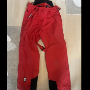 Överdragsbyxor Helly Hansen - Överdragsbyxor från Helly Hansen i storlek 38 med hängslen sant fickor 🦋 hör av er vid intresse eller funderingar 💕obs skriv till mig innan ni klickar på köp nu 🫶