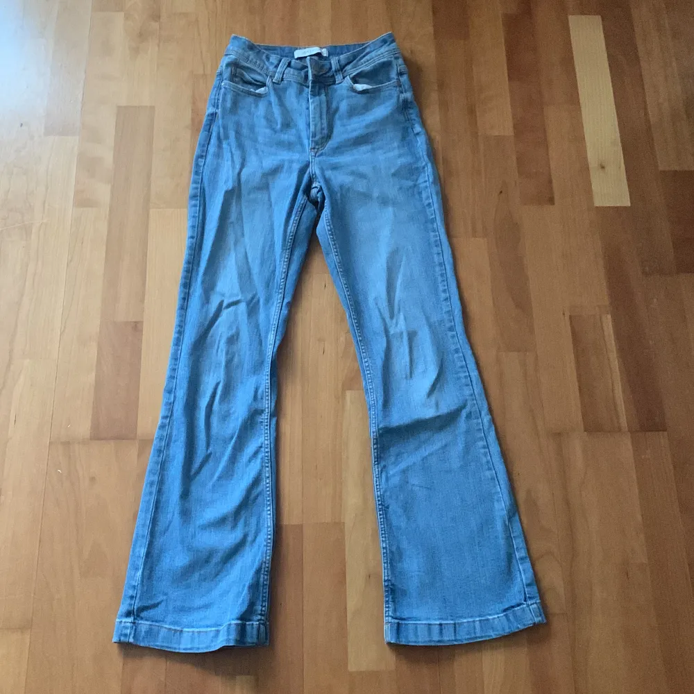 Jättefina och sköna jeans som tyvärr blivit för små.. Jeans & Byxor.