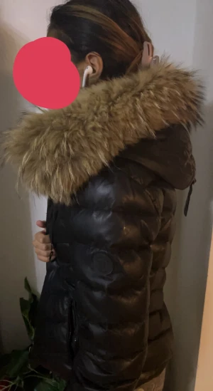 Hollies - Säljer min jacka i storlek 34. Jackan är i gott skick och endast använd en vinter. Finns ingen hål eller någon skada på jackan.Jackan håller dig varm och är super skön💞. Jackan är äkta och märkte är Hollies. Först till kvarn🙂 Visa mindre