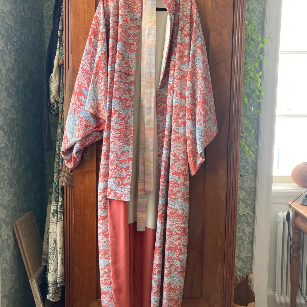 Äkta japansk kimono. Siden. Hängt som prydnad. Helt oanvänd. Inköpt av japansk kvinna som sålde kimonos i samband med en utställning i Visby. One size . Övrigt.