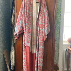 Äkta japansk kimono. Siden. Hängt som prydnad. Helt oanvänd. Inköpt av japansk kvinna som sålde kimonos i samband med en utställning i Visby. One size 