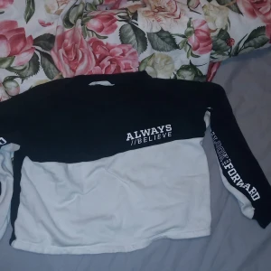 En HM tröja  - Mitt plagg är köpt på HM och är i storlek XSV