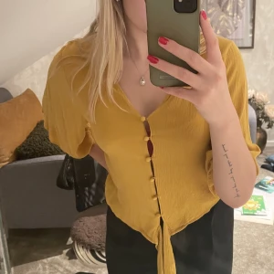 Senapsgul tröja från H&M - Hej! Säljer nu denna söta tröja då den inte längre kommer till användning💗 Använd 2/3 gånger, därav ser den ut som ny✨ köpt för 199kr 