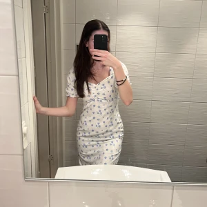 Dröm klänning  - Sommarens dröm klänning!! Från NA-KD och storleken är xs men skulle nog även passa en xxs. Mycket fint skick! Frakt är inte inkluderat i priset och betalning sker via Swish 