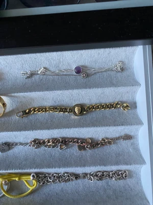 guess armband - Säljer mitt guess armband (självklart äkta) då det inte kommit till användning. Passar både tjejer och killar då det är unisex. Kan sälja för 200 vid snabb affär, inköpt för 550kr