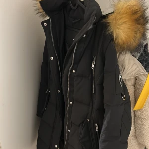 Rock and blue jacka - Fin äkta Rock and Blue jacka som är använd en vinter. Det är storlek 36 och inga skador då jag har tagit hand om den väldigt bra. Säljer pågrund av att jag har en annan liknande. 