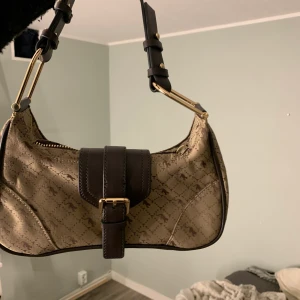 Brun axelväska  - Super söt väska från topshop. 