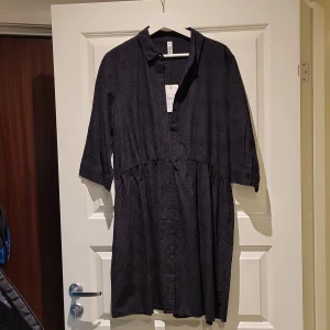 Blus - Ny blus/tunika! Svart, hålmönstrad.