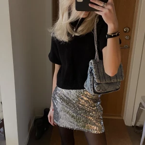 Glittrig kjol - Sååå snygg och helt oanvänd kjol med paljetter, perfekt nu till nyår☺️