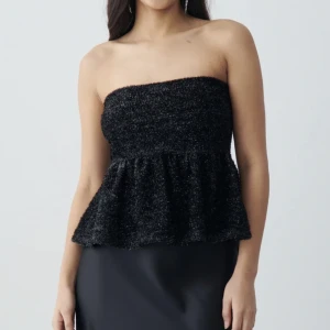 Glittertopp - Råkade beställa två stycken av denna och glömt lämna tillbaka. Oanvänd. Jättefin till fest eller liknande.