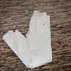 Dondup Jeans, vita - Vita Dondup jeans i mycket fint skick! Perfekt till våren och sommaren som är runt hörnet ;) Endast använt ett fåtal gånger. Waist 29  Ursprungspris: 2000kr