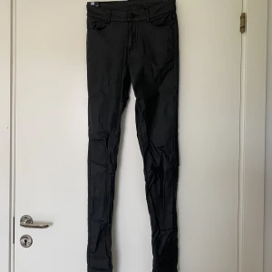 Byxor med skinnimitation - ”Skinnbyxor” byxor med skinnimitation. Väldigt skrynkliga på bilden. Ge gärna egna bud om pris inte passar. Är öppen för förslag!