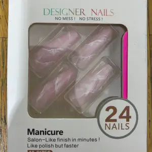 Oöppnat packet av rosa press on naglar med marmor mönster.