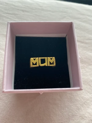 Guld ring - Jättefin ”mum” ring från brandy Melville. Inga tecken på användning då den inte passar mig, skulle säga att den är ganska liten. 