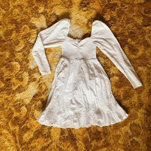 Sommarklänning - Urgullig klänning i bomull inköpt i liten butik London. Passar perfekt för varma vårdagar! Storleken är xs men strechiga sömmar och har utan problem burits av en vän med storlek L🧚🏻💕