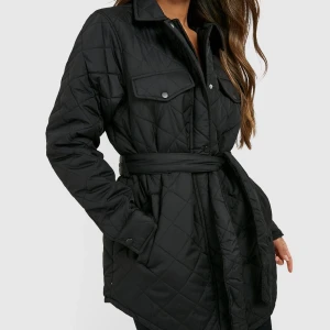 Jacka  - Jacka från Boohoo använd en gång. Storlek 36/S