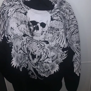 graphic zipup - zip up hoodie från newyorker, köpt för 400kr. Knappt använd och inga defekter. den är väldigt oversized så den e fett mysig. 