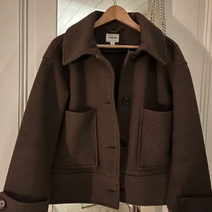 Kort kappa - Superfin kappa från Kappahl med snygga detaljer!⭐️ Nypris - 900kr