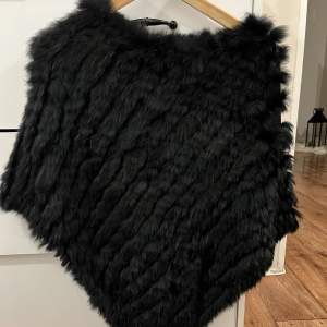 Säljer min fina poncho, den är one size, ny pris 899kr