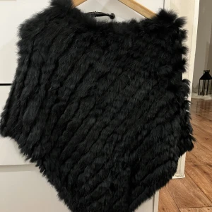 Molly Poncho - Säljer min fina poncho, den är one size, ny pris 899kr