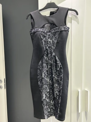 Fedtklänning - Tight midifesklänning från Ax Paris, stretchiga tygg. Klassisk och fin, aldrig använd.