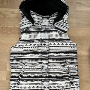 Adidas dunväst S/M nyskick  - Säljer en dunväst från Adidas i stl 38. Passar en S/M!  Nyskick på västen!   Pris 280:-  + porto 