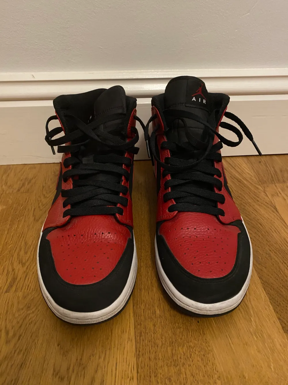 Jordan 1 reverse bred stl 45 Använda men i mycket gott skick  Finns tyvärr ingen låda, men replacement box går att ordna!. Skor.